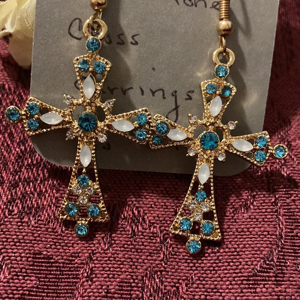 🆕MATCHING CROSS AND EARRING SET WITH TEAL, CLEAR AND WHITE STONES IN GOLD TONE